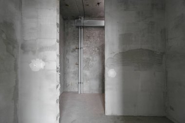 Elektrik kablolarını gri tonlarda bitirmeden yeni bir apartmanın içinde.