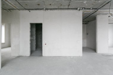 Elektrik kablolarını gri tonlarda bitirmeden yeni bir apartmanın içinde.