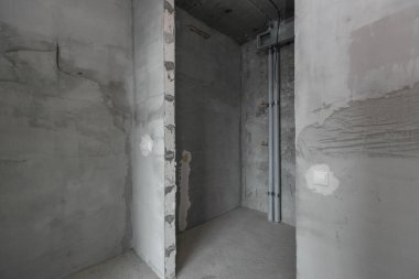 Elektrik kablolarını gri tonlarda bitirmeden yeni bir apartmanın içinde.