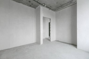 Elektrik kablolarını gri tonlarda bitirmeden yeni bir apartmanın içinde.