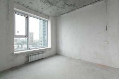 Elektrik kablolarını gri tonlarda bitirmeden yeni bir apartmanın içinde.