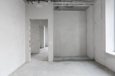 Elektrik kablolarını gri tonlarda bitirmeden yeni bir apartmanın içinde.