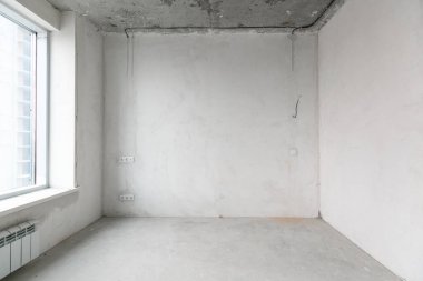 Elektrik kablolarını gri tonlarda bitirmeden yeni bir apartmanın içinde.