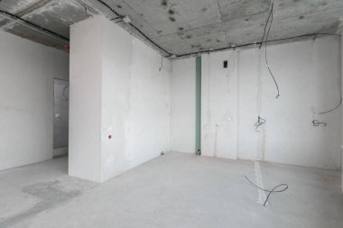 Elektrik kablolarını gri tonlarda bitirmeden yeni bir apartmanın içinde.