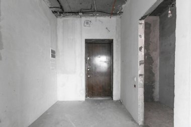 Elektrik kablolarını gri tonlarda bitirmeden yeni bir apartmanın içinde.