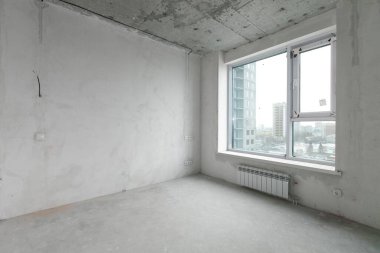 Elektrik kablolarını gri tonlarda bitirmeden yeni bir apartmanın içinde.