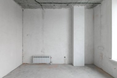 Elektrik kablolarını gri tonlarda bitirmeden yeni bir apartmanın içinde.