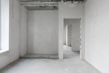 Elektrik kablolarını gri tonlarda bitirmeden yeni bir apartmanın içinde.