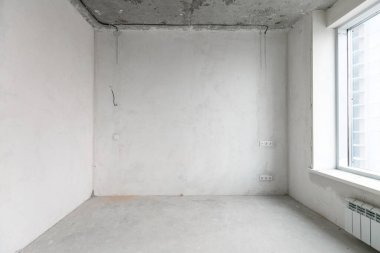 Elektrik kablolarını gri tonlarda bitirmeden yeni bir apartmanın içinde.