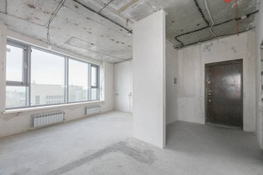 Elektrik kablolarını gri tonlarda bitirmeden yeni bir apartmanın içinde.