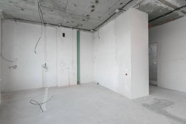 Elektrik kablolarını gri tonlarda bitirmeden yeni bir apartmanın içinde.
