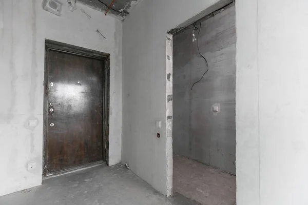 Interior Novo Apartamento Sem Acabamento Tons Cinza Com Fiação Elétrica — Fotografia de Stock