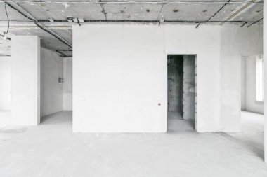 Elektrik kablolarını gri tonlarda bitirmeden yeni bir apartmanın içinde.