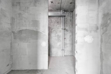 Elektrik kablolarını gri tonlarda bitirmeden yeni bir apartmanın içinde.