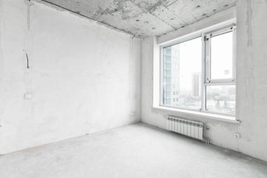 Elektrik kablolarını gri tonlarda bitirmeden yeni bir apartmanın içinde.