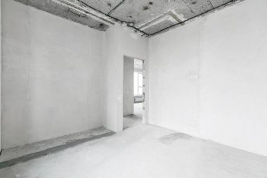 Elektrik kablolarını gri tonlarda bitirmeden yeni bir apartmanın içinde.