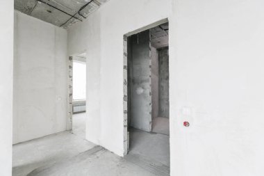 Elektrik kablolarını gri tonlarda bitirmeden yeni bir apartmanın içinde.