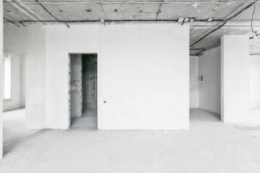 Elektrik kablolarını gri tonlarda bitirmeden yeni bir apartmanın içinde.