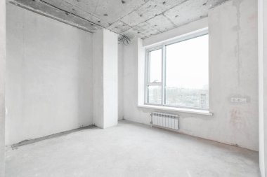 Elektrik kablolarını gri tonlarda bitirmeden yeni bir apartmanın içinde.