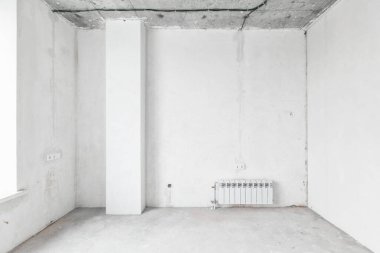 Elektrik kablolarını gri tonlarda bitirmeden yeni bir apartmanın içinde.