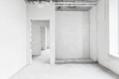 Elektrik kablolarını gri tonlarda bitirmeden yeni bir apartmanın içinde.