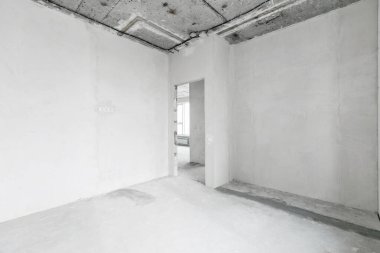 Elektrik kablolarını gri tonlarda bitirmeden yeni bir apartmanın içinde.