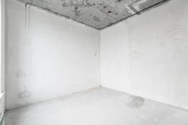 Elektrik kablolarını gri tonlarda bitirmeden yeni bir apartmanın içinde.