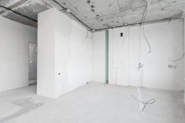 Elektrik kablolarını gri tonlarda bitirmeden yeni bir apartmanın içinde.