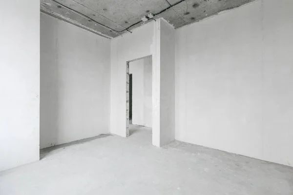 電気配線で灰色の色調に仕上げずに新しいアパートのインテリア — ストック写真