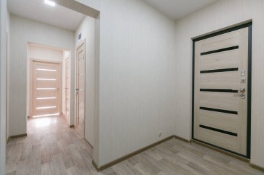 Mobilyasız ev ya da daire parlak renklerde
