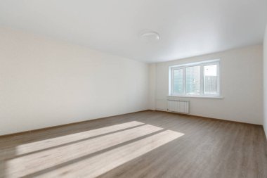 Mobilyasız ev ya da daire parlak renklerde