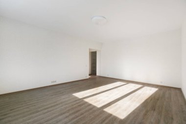Mobilyasız ev ya da daire parlak renklerde