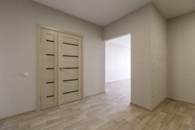 Mobilyasız ev ya da daire parlak renklerde