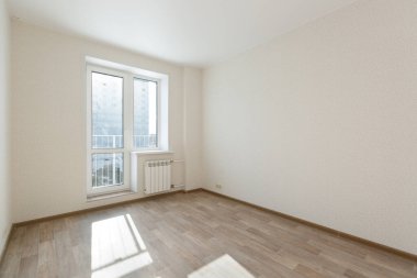 Mobilyasız ev ya da daire parlak renklerde