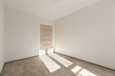 Mobilyasız ev ya da daire parlak renklerde