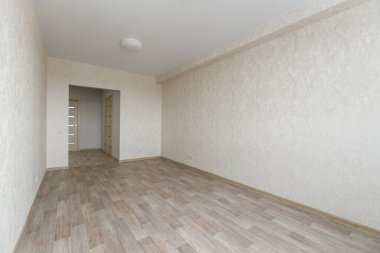 Mobilyasız ev ya da daire parlak renklerde