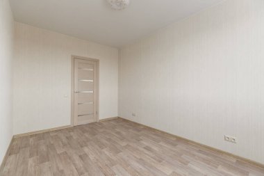 Mobilyasız ev ya da daire parlak renklerde