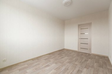 Mobilyasız ev ya da daire parlak renklerde