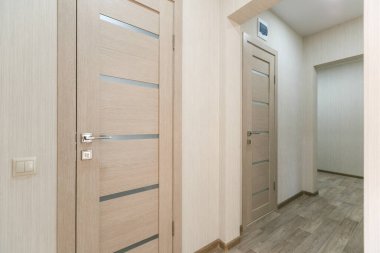 Mobilyasız ev ya da daire parlak renklerde