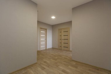 Mobilyasız ev ya da daire parlak renklerde