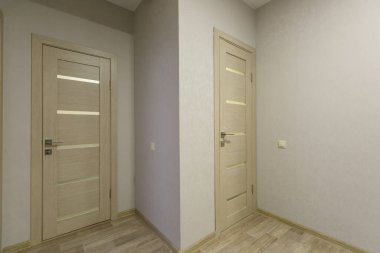 Mobilyasız ev ya da daire parlak renklerde