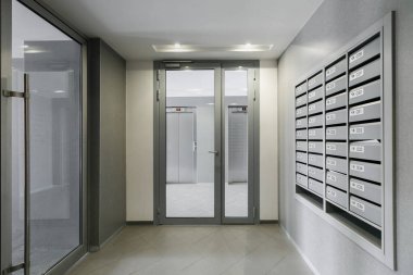 Bir apartmanın lobisindeki posta kutuları.