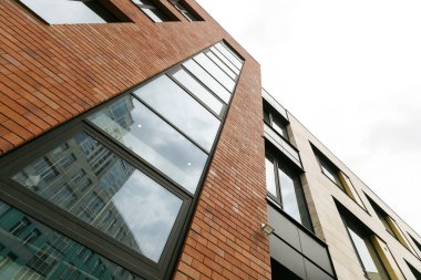 Aşağıdan yukarıya çok katlı bir binanın ön cephesi