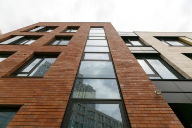 Aşağıdan yukarıya çok katlı bir binanın ön cephesi