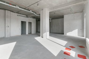 Gri renklerle süslenmemiş boş bir ticari ofis binası. Açık uzay ofisi.