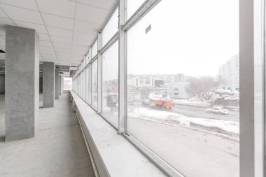 Gri renklerle süslenmemiş boş bir ticari ofis binası. Açık uzay ofisi.