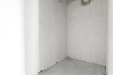 Gri renklerle süslenmemiş boş bir ticari ofis binası. Açık uzay ofisi.