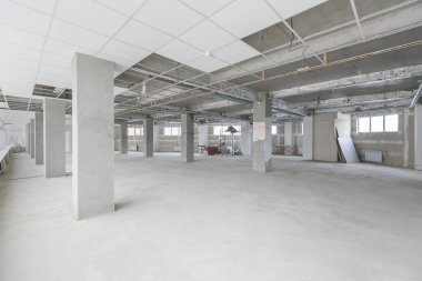 Gri renklerle süslenmemiş boş bir ticari ofis binası. Açık uzay ofisi.