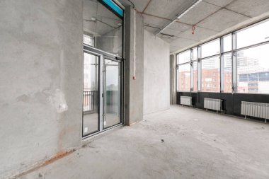 Gri renklerle süslenmemiş boş bir ticari ofis binası. Açık uzay ofisi.