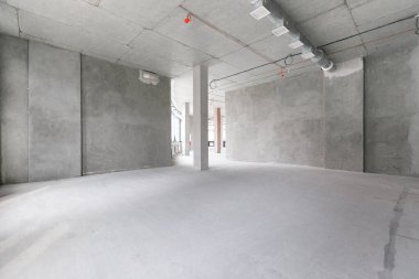 Gri renklerle süslenmemiş boş bir ticari ofis binası. Açık uzay ofisi.